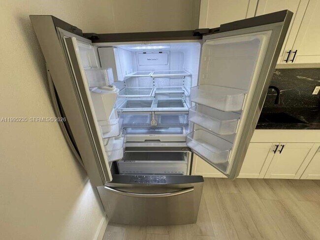 Building Photo - 230 E 56th St