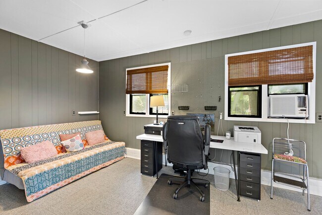 Building Photo - Fully Furnished Home, Short Term Leases Op...