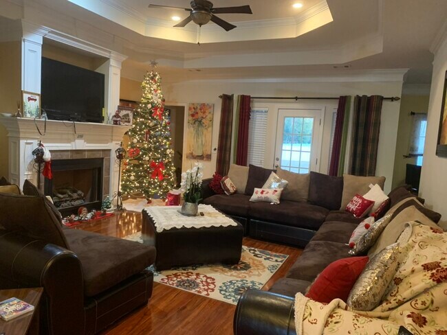 Building Photo - 1000 White Oak Cir