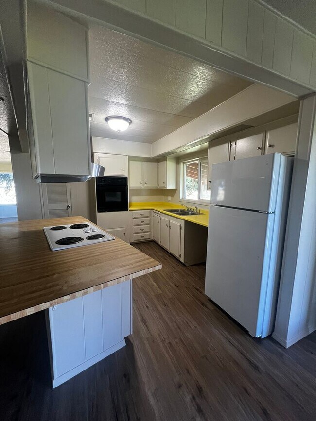 Building Photo - 3 Bedroom, 2 Bathroom Manufactured Home - ...