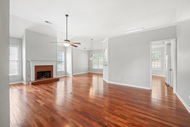 Building Photo - House 4 Beds 2 Baths