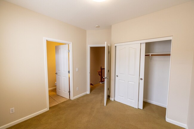 Building Photo - Beautiful 3 bedroom townhouse that is conveniently located