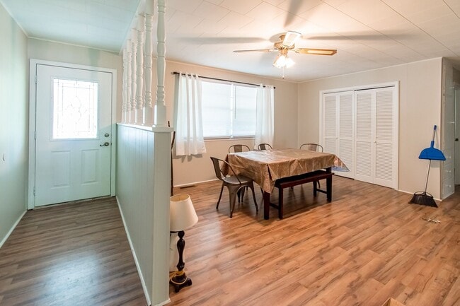 Building Photo - 3 Bedroom 2 Bath Home Walking Distance to Campus!