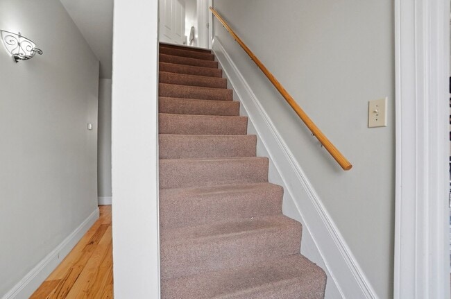 Building Photo - 7 Bed/3 Bath Mins. from UC Campus $700/pp ($4,900/mo)!