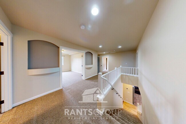 Building Photo - Gorgeous 4 Bed/2.5 Bath Pet-Free Home in Horizon Pointe!