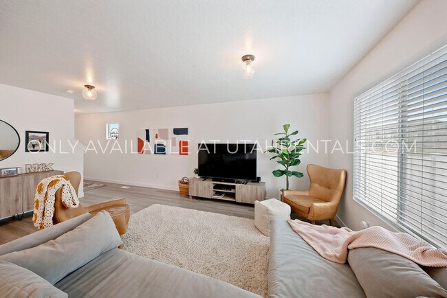 Building Photo - 341 N Angus Dr