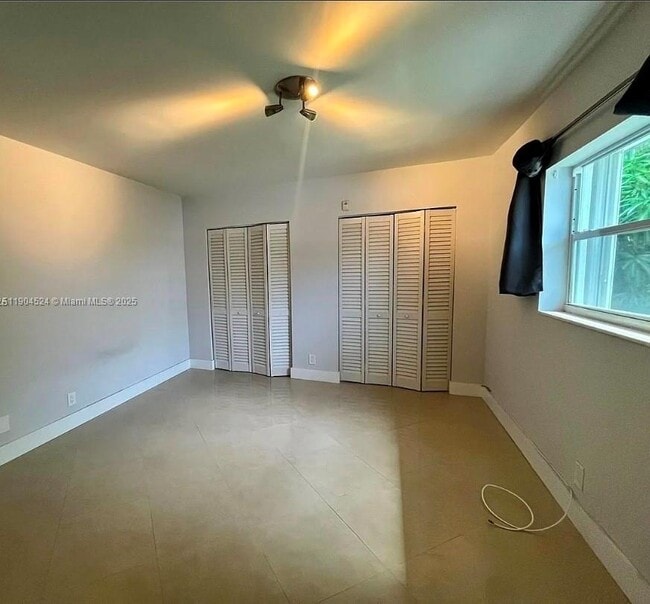 Building Photo - 1824 Monroe St