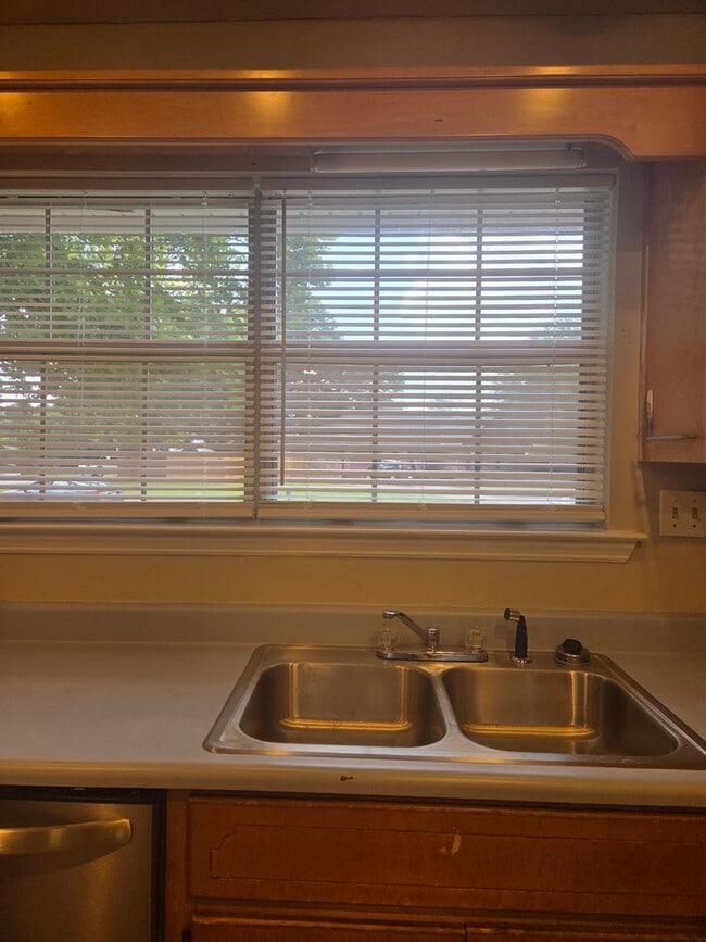 Building Photo - Beautiful very spacious 4 Bed/2 Bath