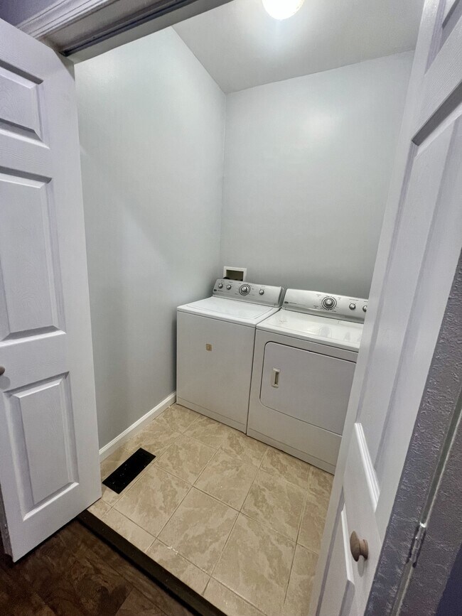 Building Photo - 808 N Streeper St