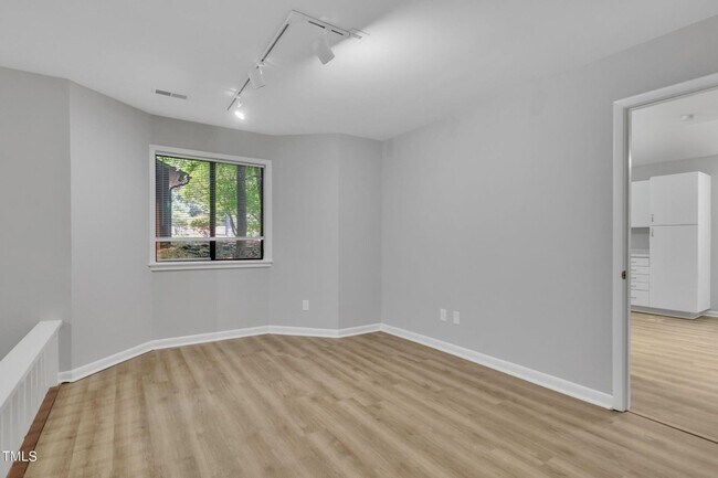 Building Photo - Spacious and Renovated 3BR Townhome in Cha...