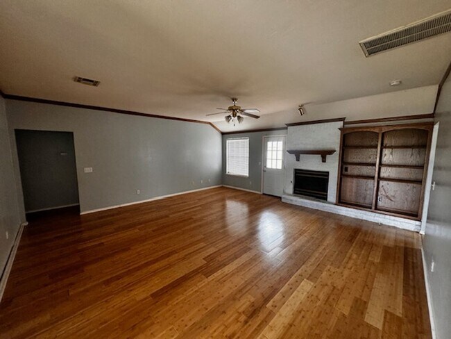 Building Photo - 3bed 2bath located in Mustang School District!