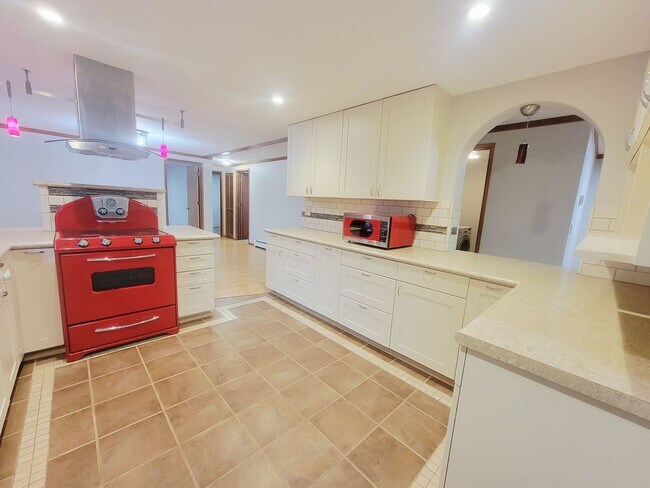 Building Photo - Spacious 3-Bedroom Home with Fenced Yard &...