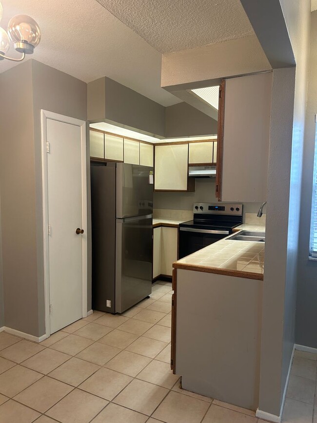 Building Photo - 1 Bedroom Condo in Harbourtowne - Palm Har...