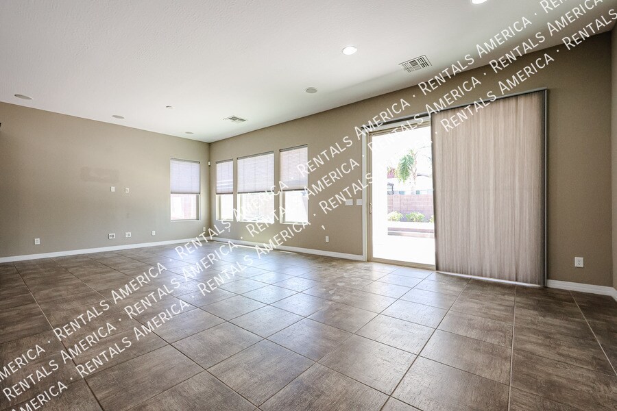 Building Photo - 3325 E Coconino Dr