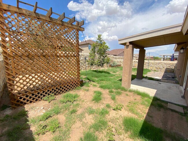 Building Photo - Sandstone Ranch Estates - 4Bed /3bath Refr...