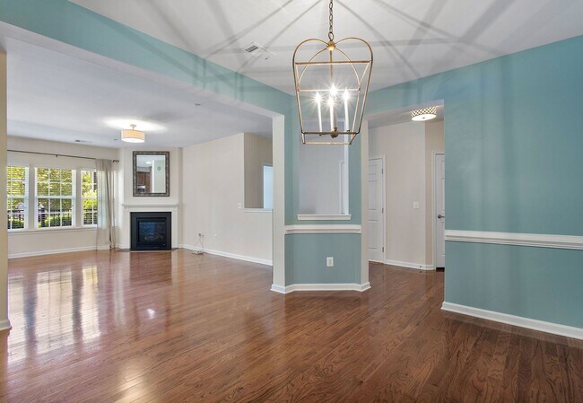 Building Photo - Stunning, Spacious 2 Bedroom Condo in Midl...