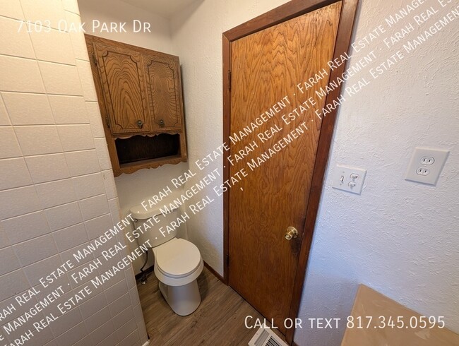 Building Photo - 7103 Oak Park Dr