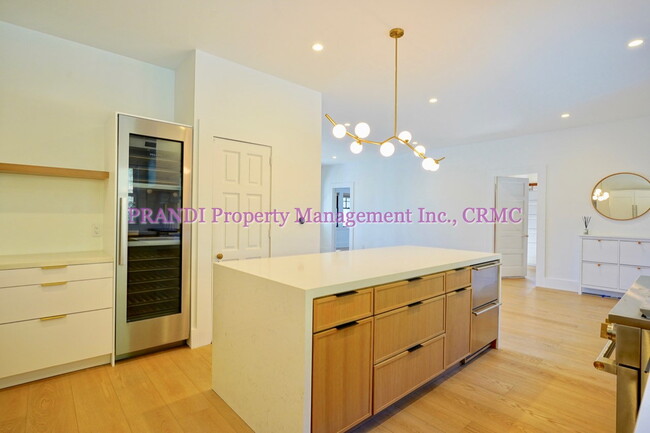 Building Photo - Classic, Modern and Private Home with Fres...