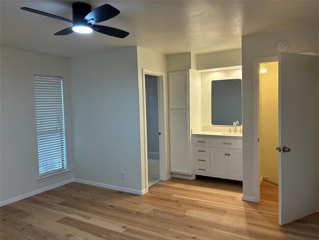 Building Photo - 5604 Woodrow Ave