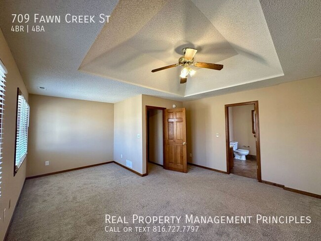 Building Photo - Very Spacious, Pet Friendly, 4 Bedroom 4 B...