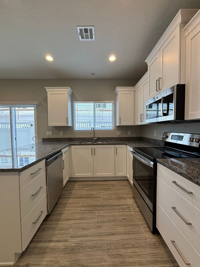 Building Photo - Beautiful Townhome!