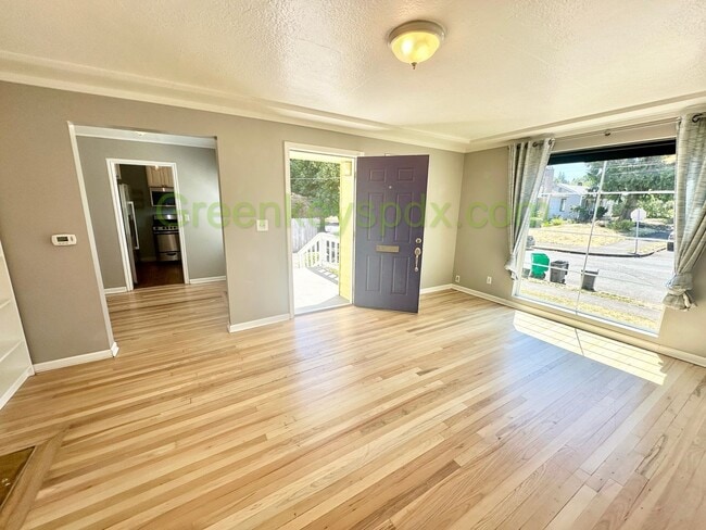 Building Photo - 2-Bedroom 2-Bathroom House in NE Portland,...