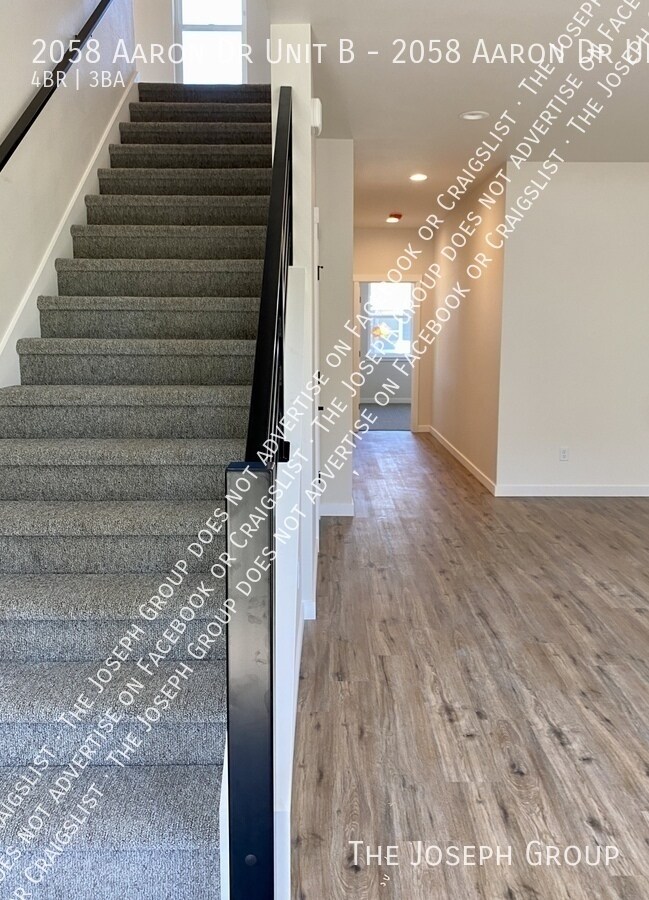 Building Photo - 2058 Aaron Dr