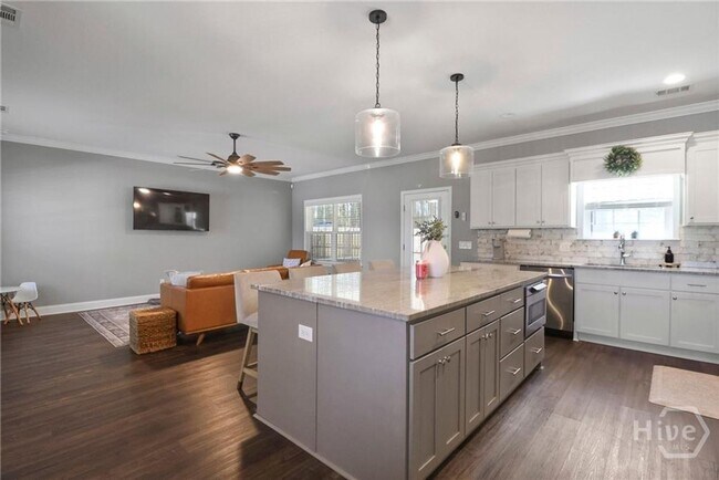 Building Photo - Perfect blend of luxury and comfort