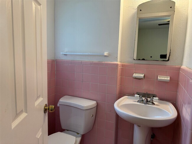 Building Photo - 4013 Newshire Dr