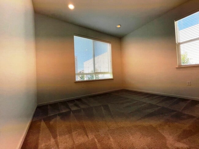 Building Photo - 168 Llano de los Robles Ave