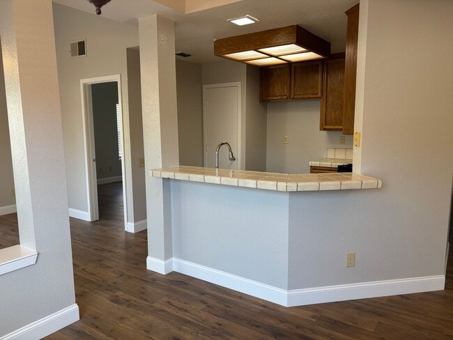 Building Photo - Oakley Single Story with Community Pool!