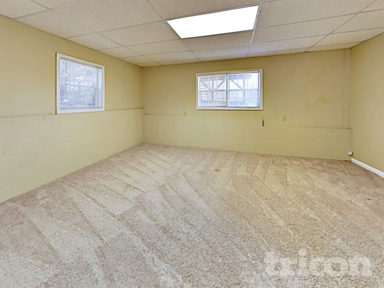 Building Photo - 3935 Piper Glen Dr NE