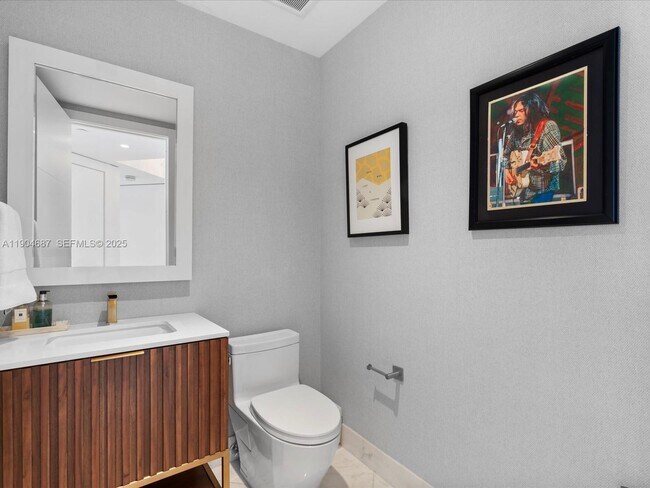 Building Photo - 1425 Brickell Ave