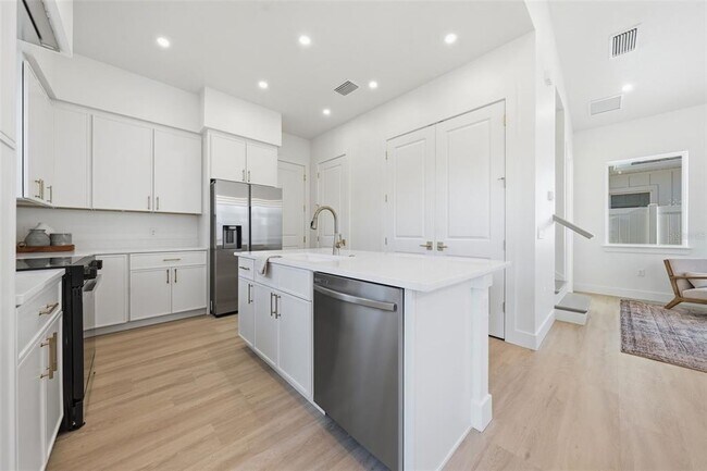 Building Photo - 1605 Bryn Mawr St