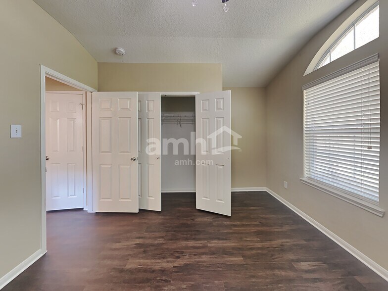 Building Photo - 1034 Riverwood Dr