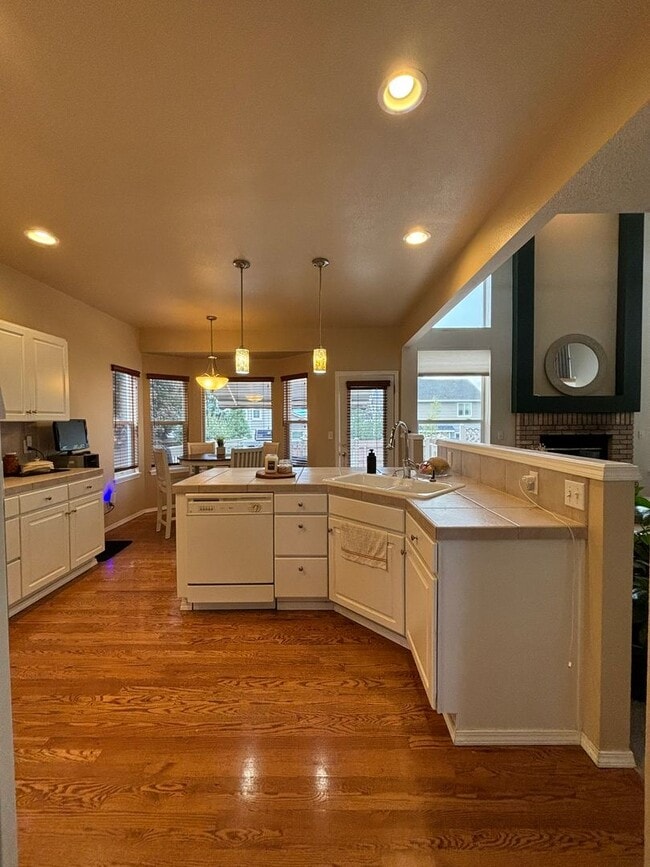 Building Photo - Meticulsly Maintained 5 Bedroom, 4 Bathroom Home