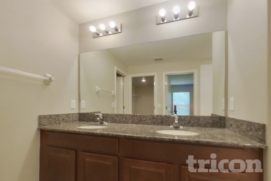 Building Photo - 1724 Broad Winged Hawk Dr