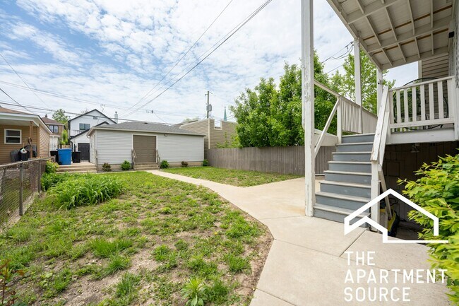 Building Photo - 2834 W Dickens Ave