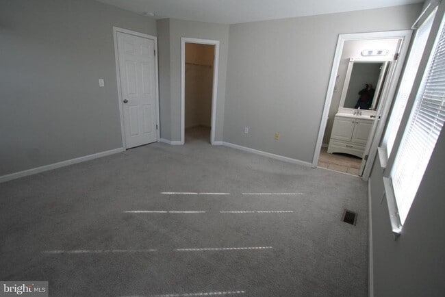 Building Photo - 6233 Sandpiper Ct