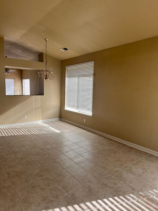 Building Photo - Great 4 bedroom 2 bath home
