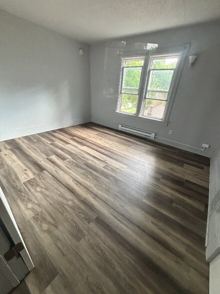 Building Photo - 633 W North St