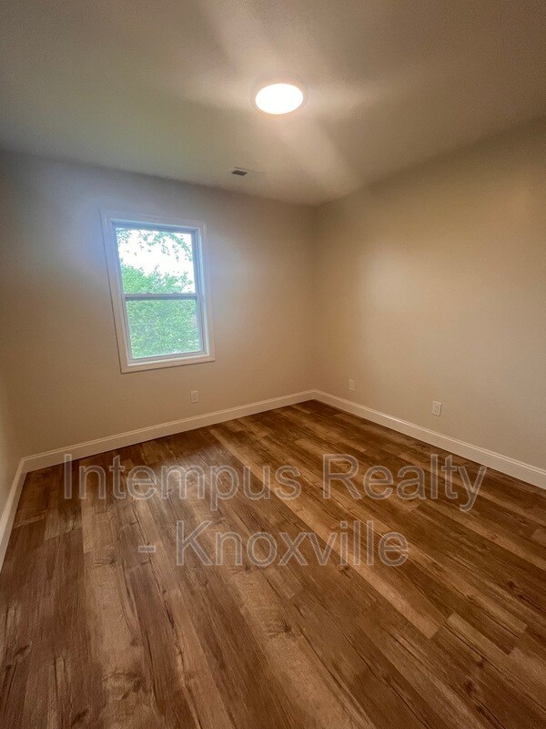 Building Photo - 228 Duzane Dr