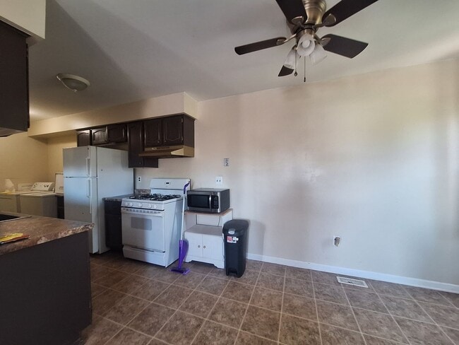 Building Photo - Brick 2 bedroom condo near the water