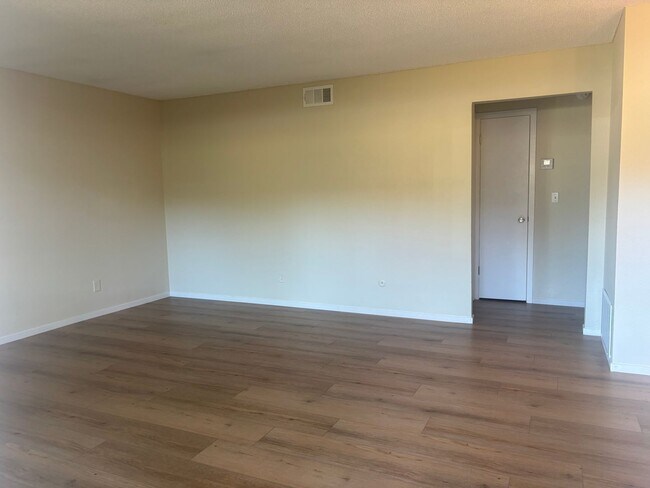 Building Photo - Completely Renovated Single Story #1 Unit
