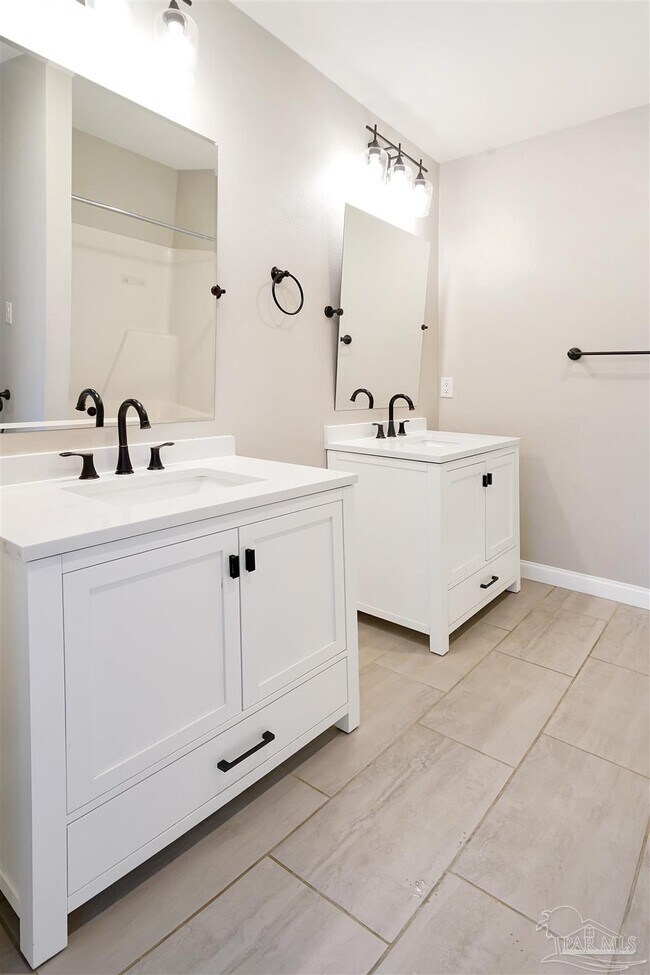 Building Photo - 323 Twisted Oak Dr