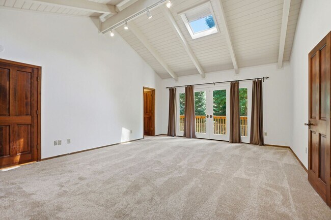 Building Photo - Spectacular 2 story home w/pool in Round Hill Country Club