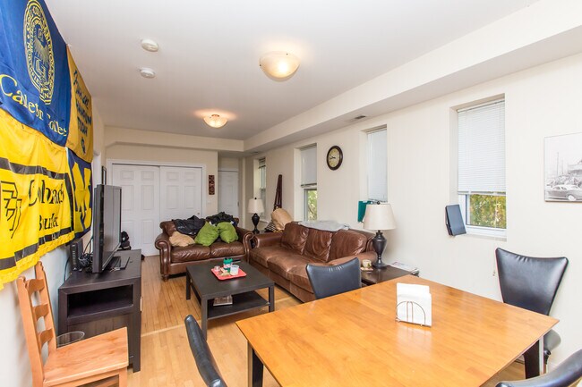 Building Photo - Massive 4bed/2bath DUPLEX in the HEART of Bucktown/Wicker Park! In-Unit Laundry! Central Air!