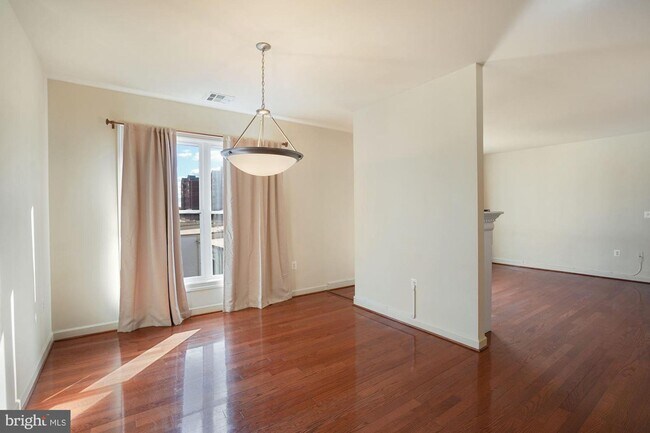 Building Photo - 525 Belmont Bay Dr