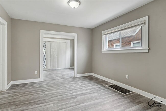 Building Photo - $1500 Large 3 bedroom home