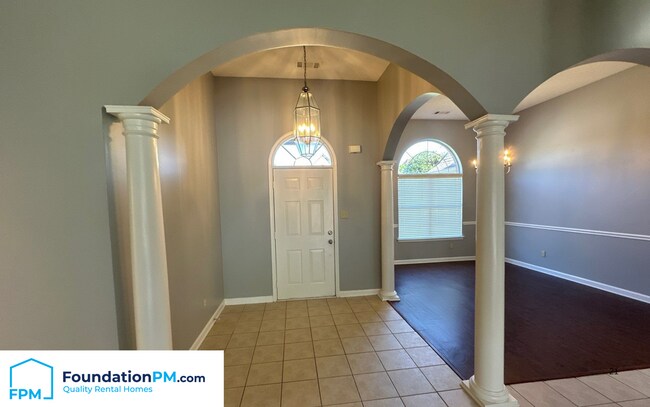 Building Photo - 400 Amundsen Cove